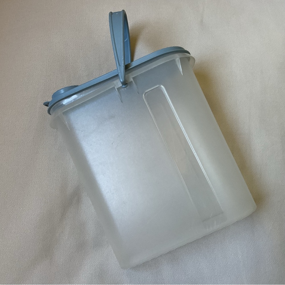 Tupperware Beverage Buddy 2 quart Blue Lid Juice Cocktail Container Vintage